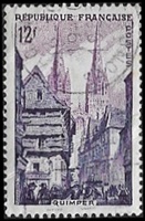 Quimper La rue Kéréon et la cathédrale St Corentin
