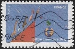 Escalier avec animaux et homme arrosant un arbre sur la terre