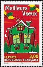 Maison verte aux volets rouges