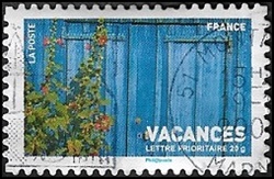 Porte bleue et roses trémières