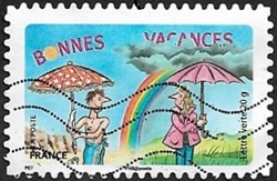 Homme sous un parasol et femme sous un parapluie