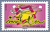 Personnage féminin courant avec des cartes d'invitation